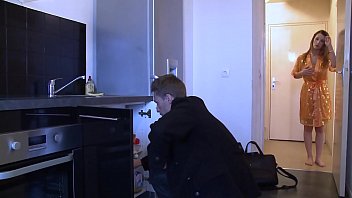 Une Avocate Sodomisée Par Son Plombier.